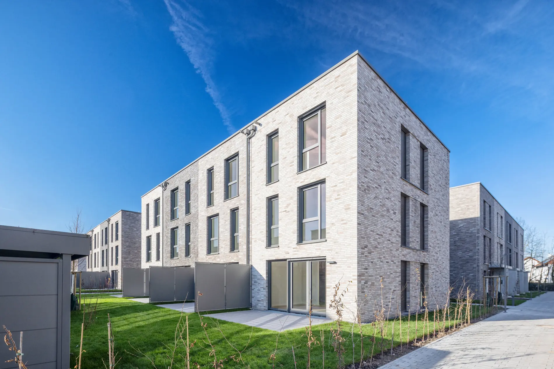 weisenburger-Reihenhaus Ein Reihenhaus mit Flachdach und Sichtschutz der weisenburger bau GmbH in Wiesloch