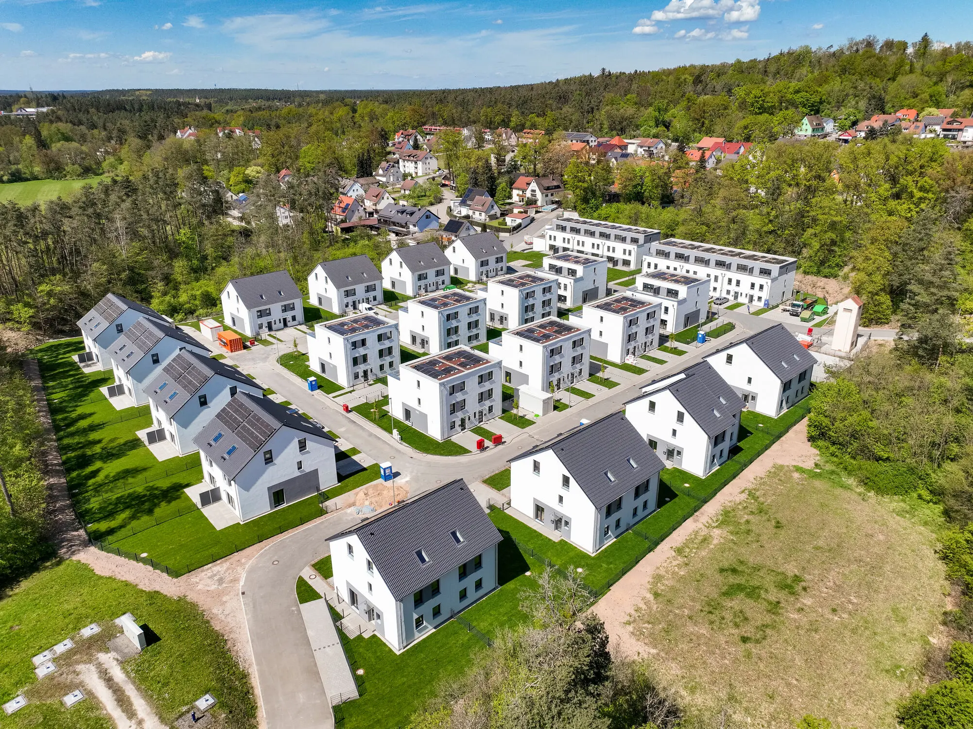 weisenburger-Reihenhaeuser-verschiedene-Haustypen Reihenhäuser mit Terrasse, Garten und Sichtschutz von weisenburger mit Flachdach, Satteldach und Balkon