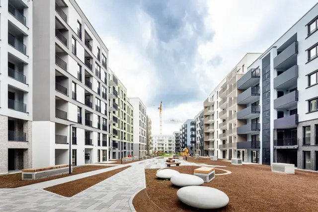 Moderne Wohnanlage der weisenburger-Gruppe Aussenansicht einer modernen Wohnanlage der weisenburger-Gruppe mit gepflastertem Weg, Spielplatz und Grünflächen im Aussenbereich.