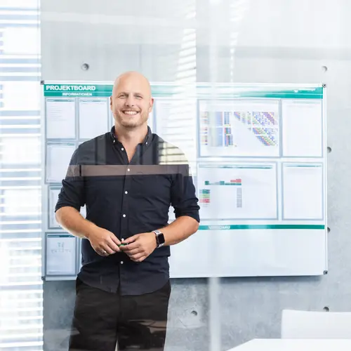 Planer werden bei weisenburger Planer vor Baustellenboard bei weisenburger