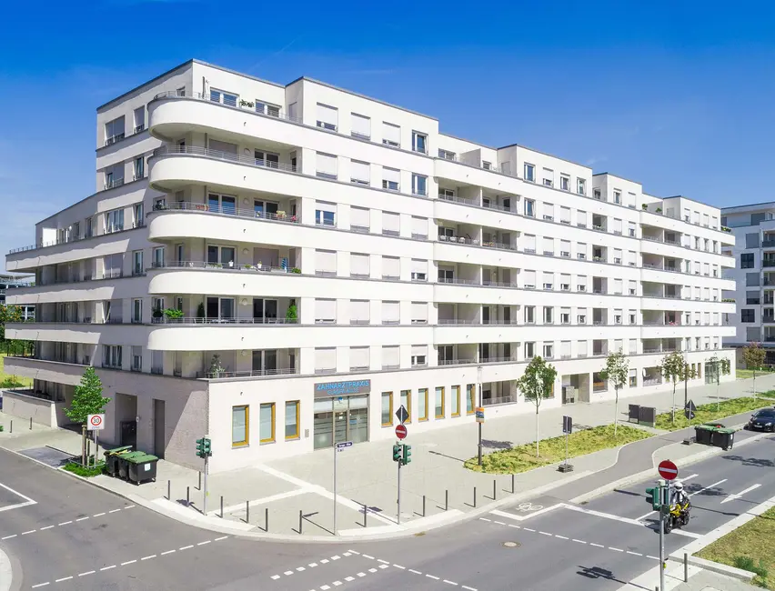 Projekt- Gewerbegebaede-Frankfurt großes modernes Wohn- und Geschaeftsgebaude in Frankfurt