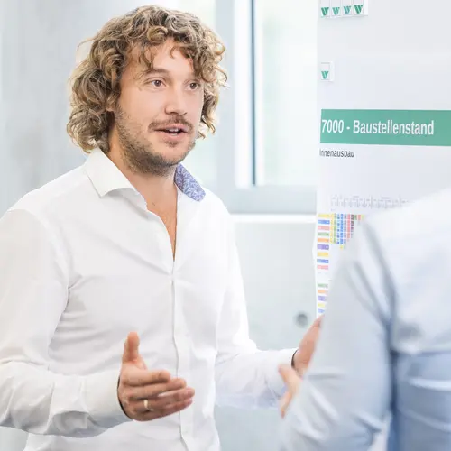 Lean Management bei weisenburger Lean Manager bei weisenburger vor Baustellenboard