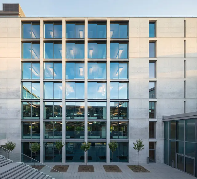Blick über den Innenhof auf den Südflügel © HGEsch Blick über den Innenhof auf den Südflügel der weisneburger-Zentrale.