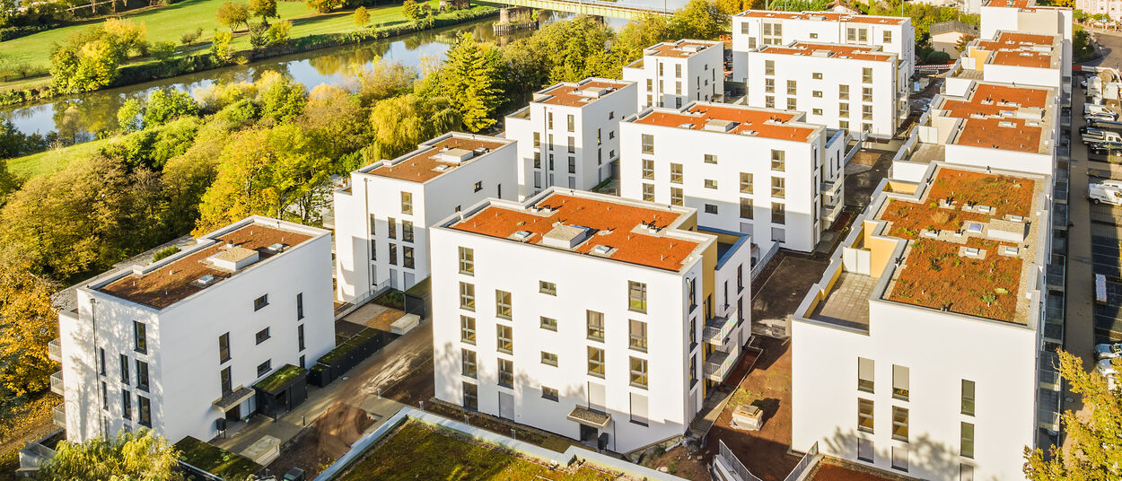 von weisenburger erbaute Wohnungsanlage mit Mehrfamilienhaeuser, mit Flachdach aus der Vogelperspektive 