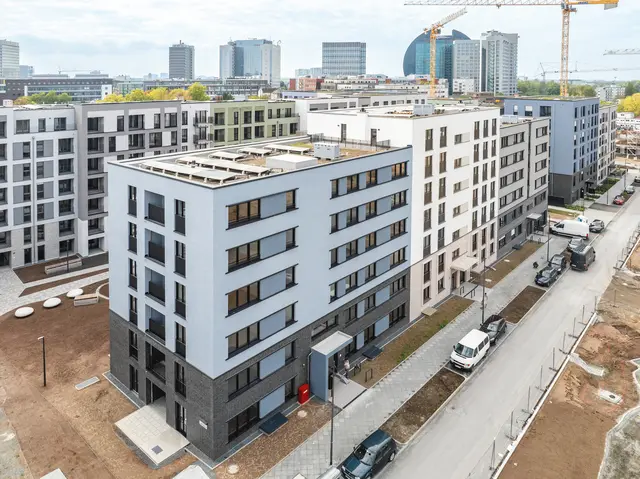 Wohngebäude der weisenburger-Gruppe in Frankfurt Mehrfamilienhäuser der weisenburger-Gruppe in Frankfurt: Moderne Architektur mit hellen Fassaden und dunklen Akzenten. Einladende Wohnatmosphäre.