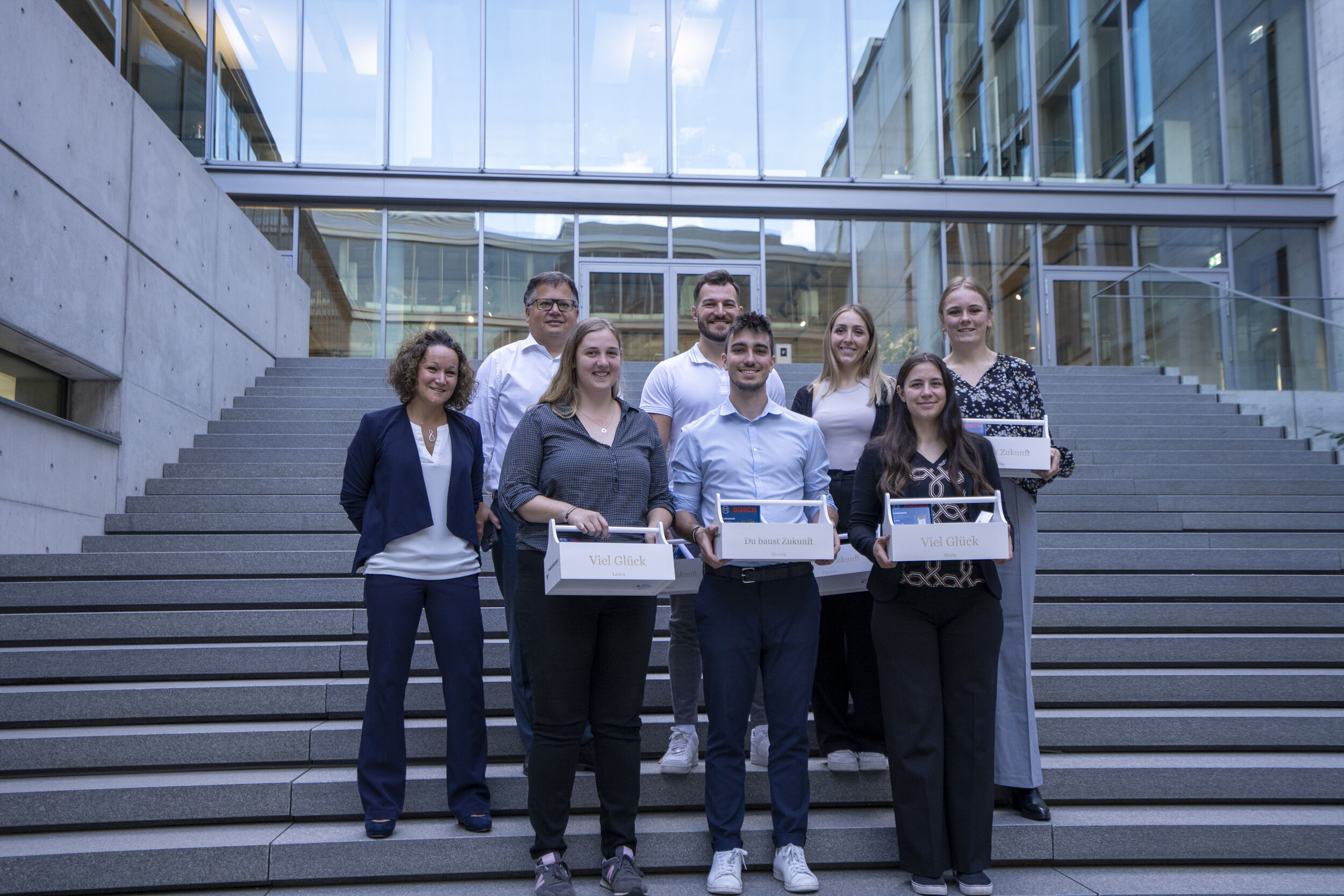 Gruppenbild der Absolventen und Absolventinnen des dualen Studiums bei weisenburger