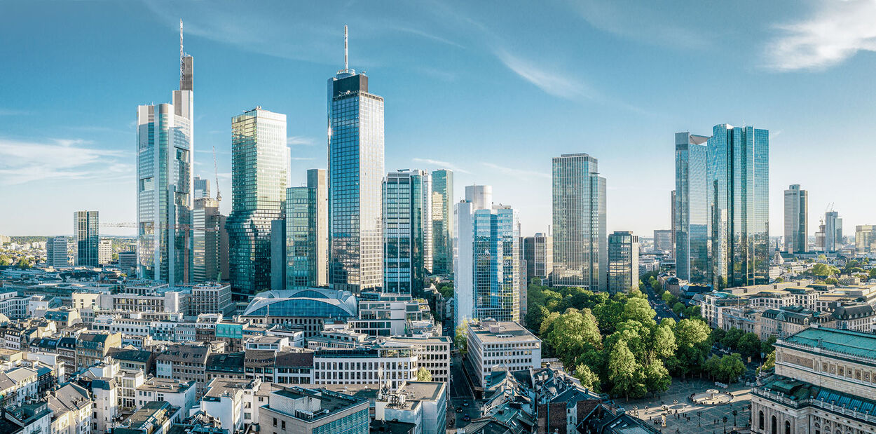 Skyline Frankfurts mit vielen Hochhäusern, Finanzinstitutionen und Banken