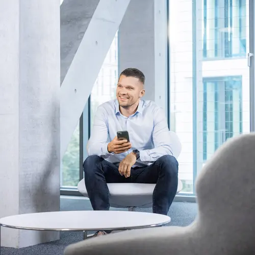 Technischer Einkauf bei weisenburger Technischer-Einkäufer-bei-weisenburger-mit-iPhone