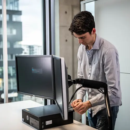 IT-Administrator bei weisenburger IT-Administrator richtet Endgerät ein