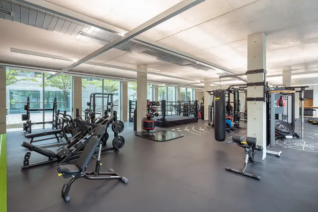 Fitnessstudio der weisenburger Zentrale © HGEsch Hauseigenes Fitnessstudio für Mitarbeitende mit vielen Trainingsgeräten