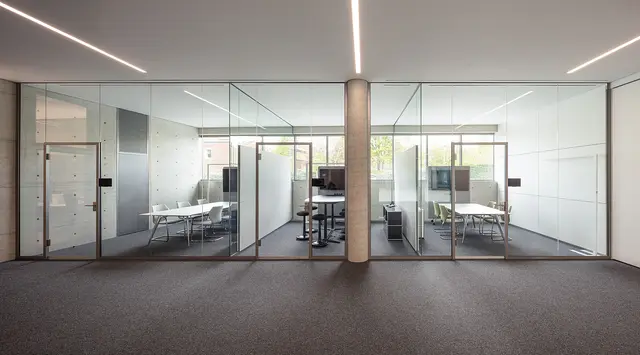 Moderne Besprechungs- und Konferenzräume mit Glaswänden von weisenburger © HGEsch Moderne Besprechungs- und Konferenzräume mit Glaswänden im Erdgeschoss von weisenburger