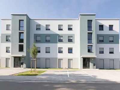 weisenburger Mehrfamilienhaus in Ludwigshafen mit Parkplätzen Weiß-Graues Mehrfamilienhaus mit vielen Wohneinheiten und Stellplätzen direkt vor der Eingangstür