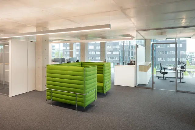 Moderne Büros von weisenburger Moderne Büroumgebung in der weisenburger Unternehmenszentrale mit grünen Sitzelementen im Gang