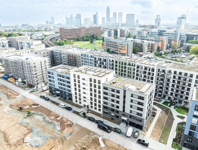 Neubauwohnungen der weisenburger-Gruppe in Frankfurt Luftaufnahme von Neubauwohnungen der weisenburger-Gruppe in Frankfurt vor der Skyline.
