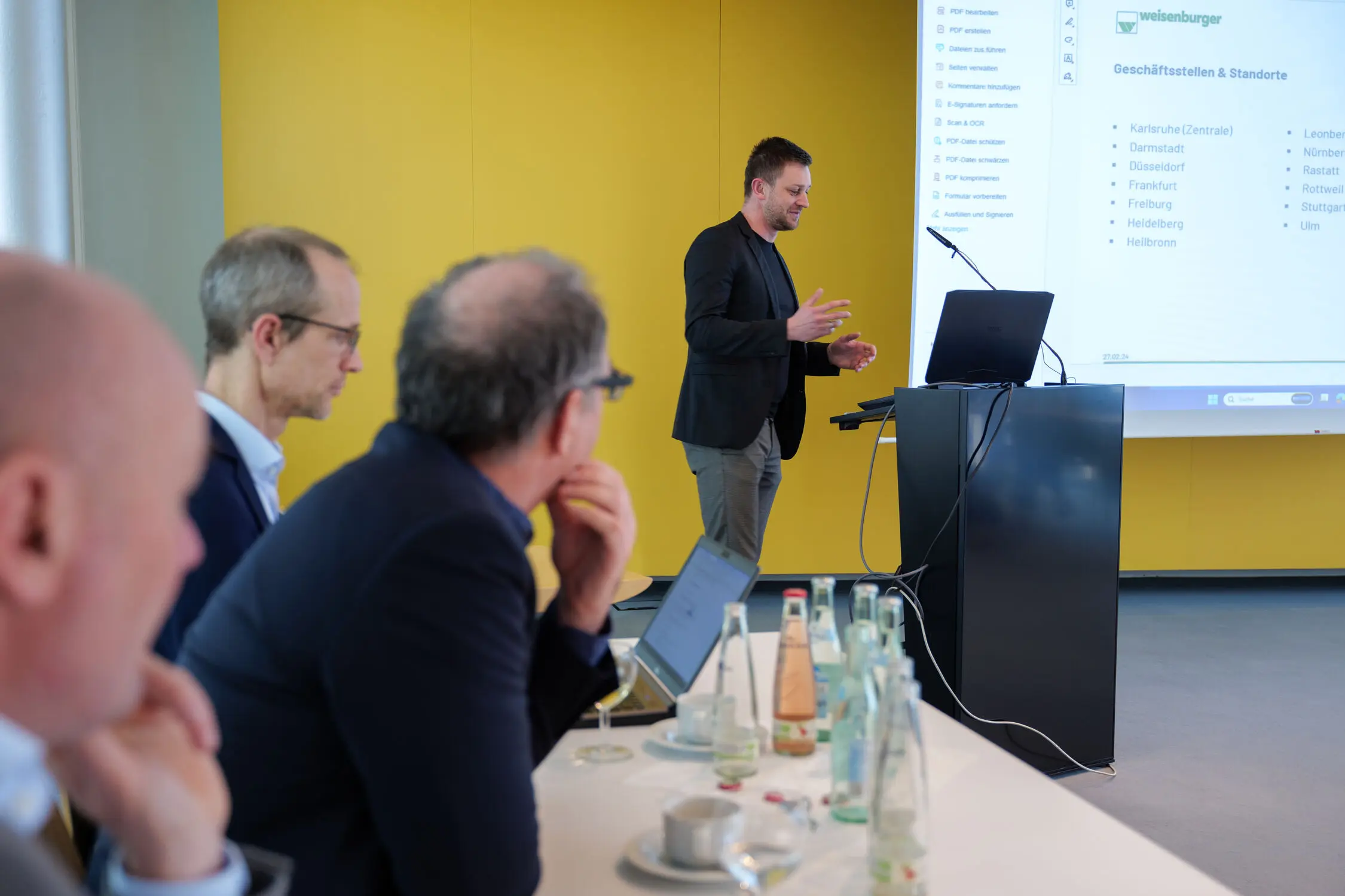 Ansprache beim weisenburger Lean KickOff 2024 In einem Besprechungsraum wird ein Vortrag von einem Mann gehalten
