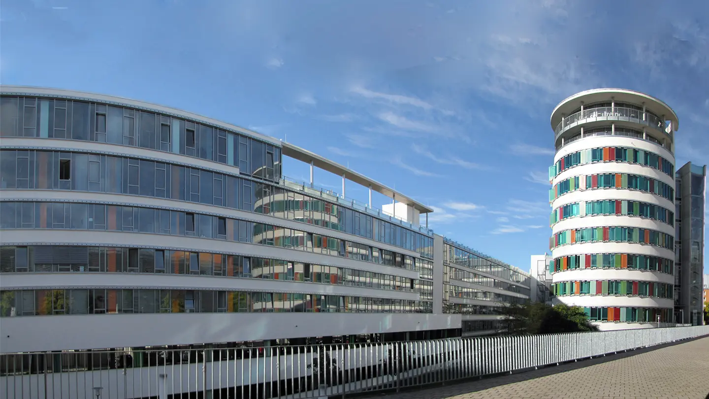 weisenburger-Gewerbebau-Karlsruhe großes Gewerbegebaeude PSD Bank Karlsruhe mit vielen lichtdurchlaessigen Fenstern in Karlsruhe