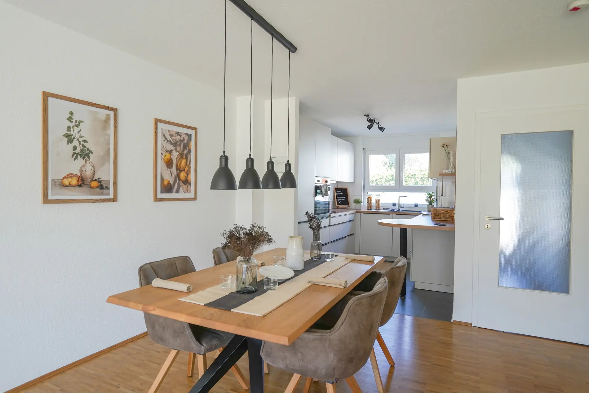 Essbereich und Kueche Esszimmer und Kueche aus der Perspektive des Wohnzimmers