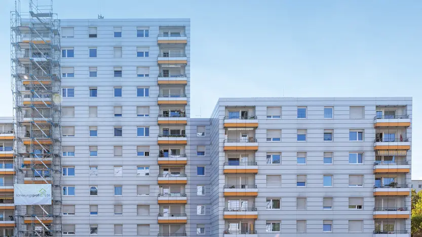 Sanierung Mehrfamilienhaus Mehrfamilienhäuser mit Baugerüst