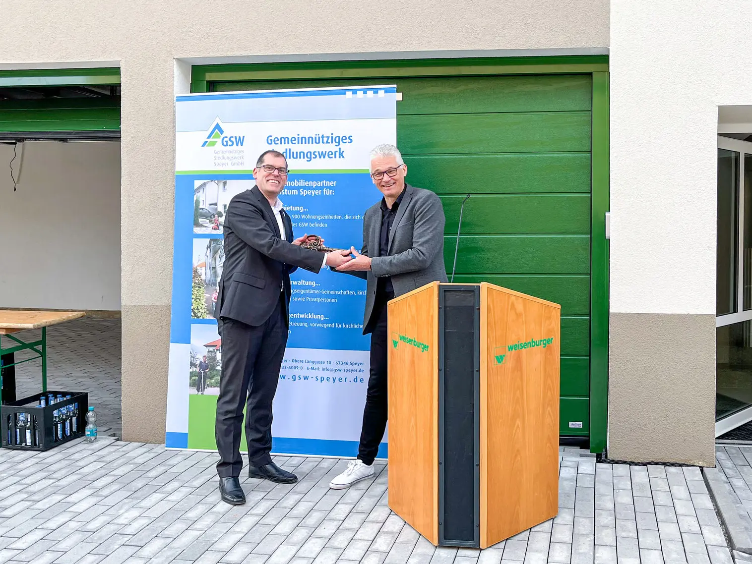 Key handover with GSW Speyer and weisenburger Developer GSW Speyer and weisenburger at the inauguration of a new apartment building in Speyer
