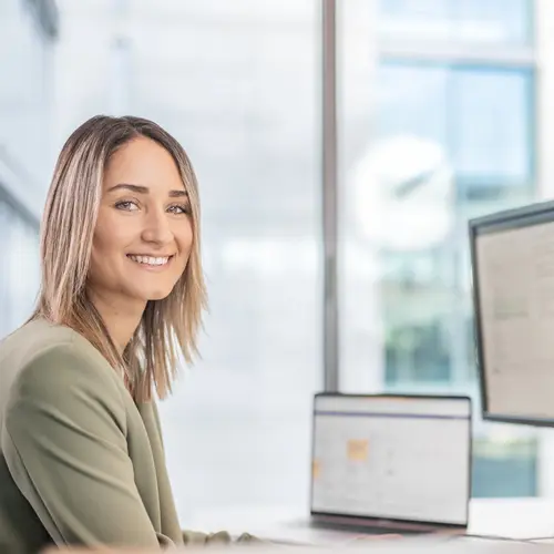 Softwareentwicklung bei weisenburger Softwareentwicklerin vor PC bei weisenburger