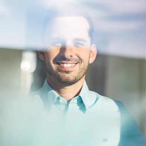 Technischer Einkäufer bei weisenburger Technischer Einkäufer hinter Fensterglas bei weisenburger