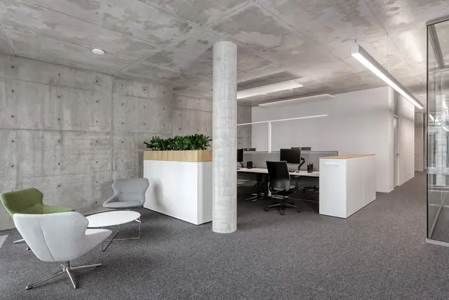 Open Spaces © Nikolay Kazakov Blick in ein Open Space Büro mit Arbeitsplatz und Sitzgelegenheit