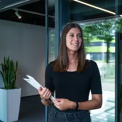 sampling_center_baustein_parcours_consultation a woman with a journal is standing in the sampling center baustein
