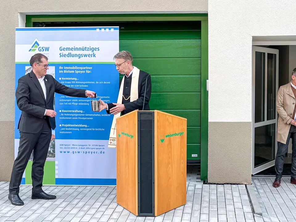 Key handover with GSW Speyer and weisenburger Developer GSW Speyer and weisenburger at the inauguration of a new apartment building in Speyer