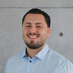 Linor Osmani Portraitfoto von einem Mann vor einer Betonwand