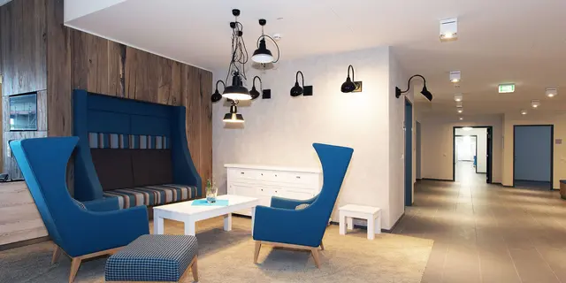 Innenraum-Pflegeheim-Freiburg Moderne und gemuetliche Sitzecke im Foyer der weisenburger Pflegeeinrichtung in Freiburg