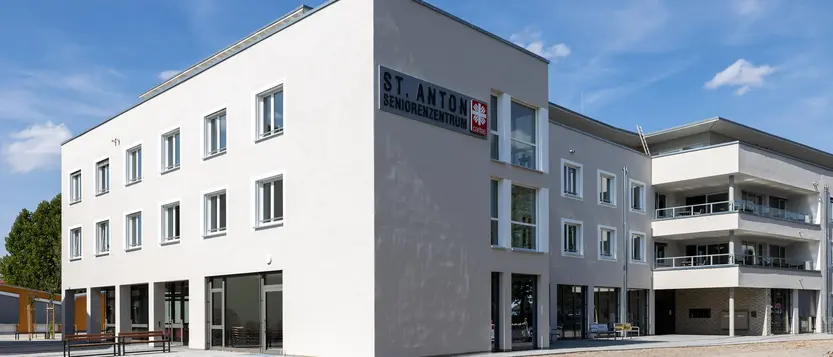 St. Anton Seniorenzentrum Caritas von weisenburger erbaut Großesgeräumiges weisenburger Seniorenzentrum mit Innenhof und Sitzgelegenheiten
