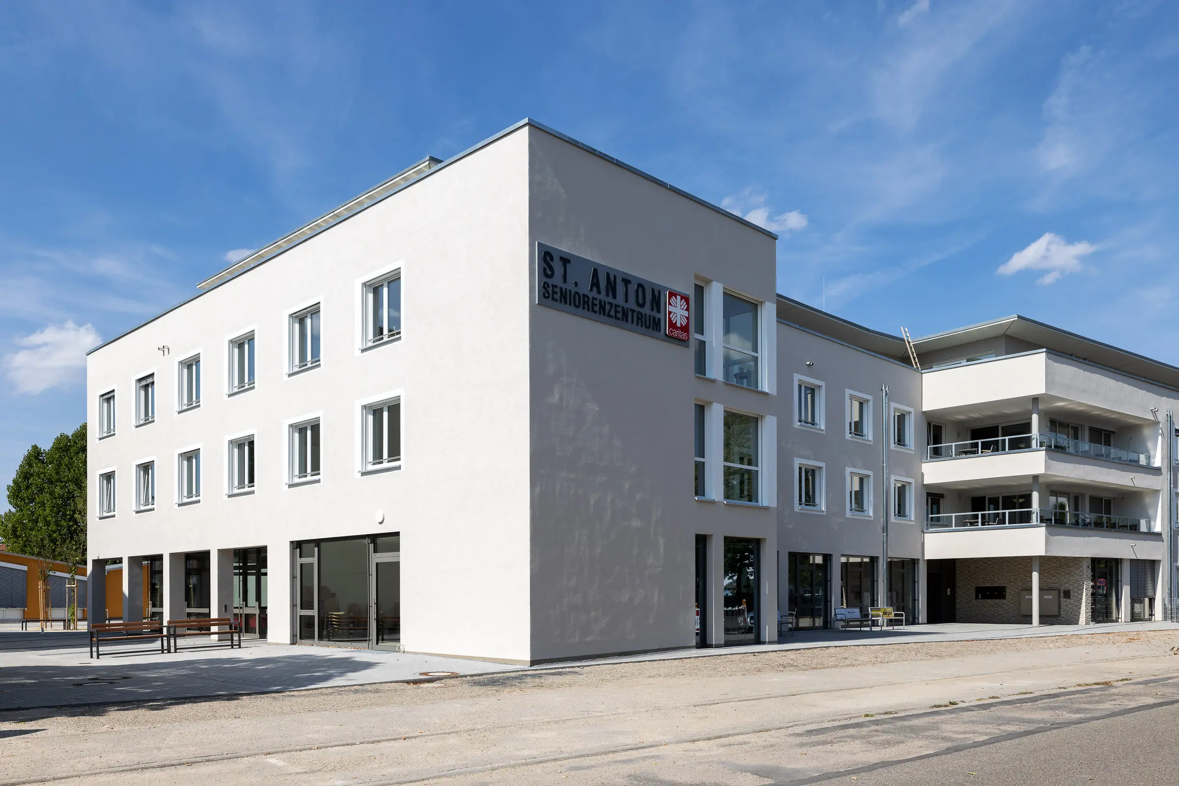 St. Anton Seniorenzentrum Caritas von weisenburger erbaut Großesgeräumiges weisenburger Seniorenzentrum mit Innenhof und Sitzgelegenheiten