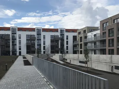 Neues Wohngebiet in Bruchsal-Bahnstadt mit vielen Wohneinheiten moderne Mehrfamilienhäuser mit vielen Wohneinheiten, großem Innenhof und einer Tiefgarage