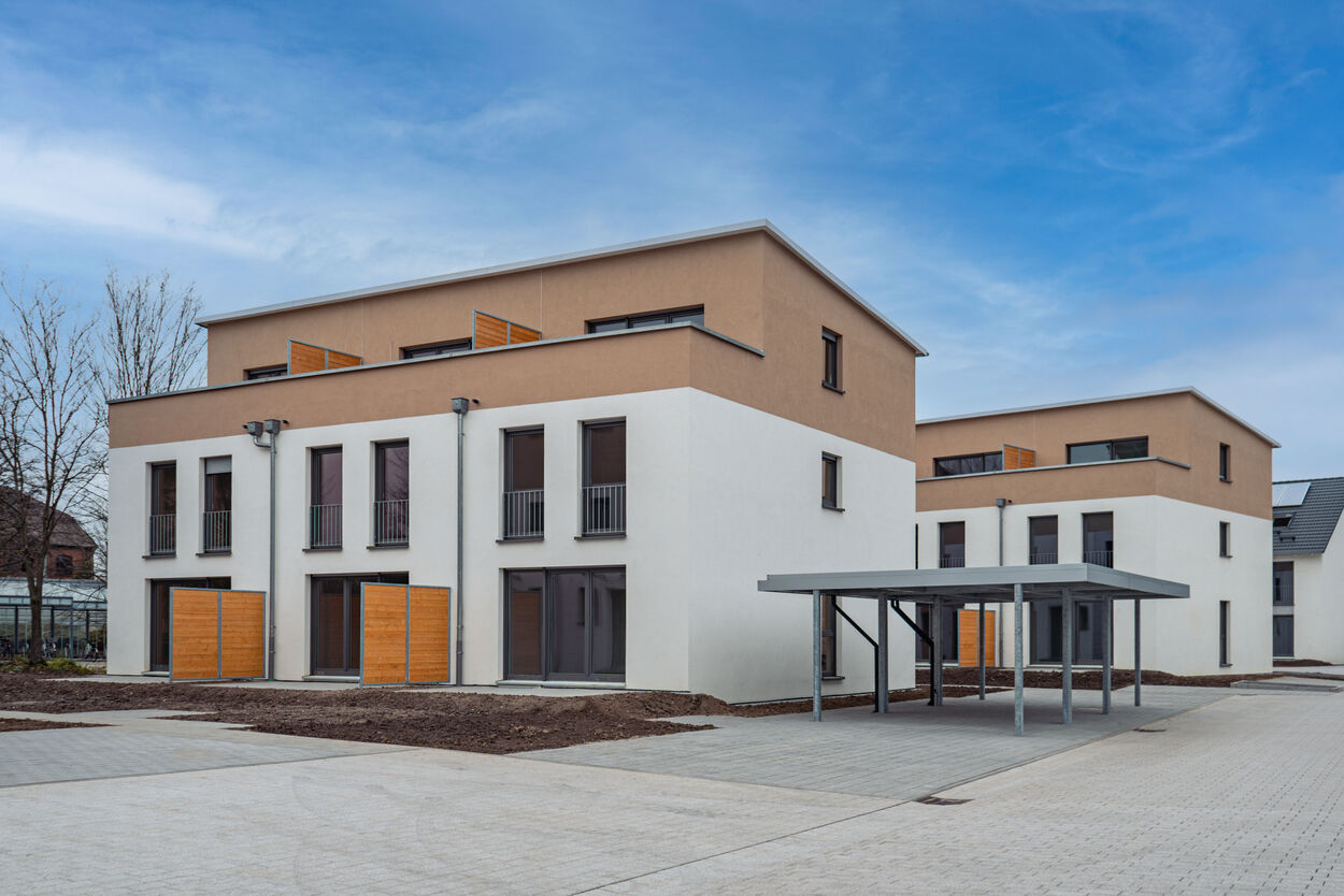 weisenburger Reihenhaeuser mit Flachdach Terrasse und Carport 