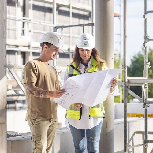 Bau- und Projektleiter mit Plan in der Hand auf einer weisenburger-Baustelle