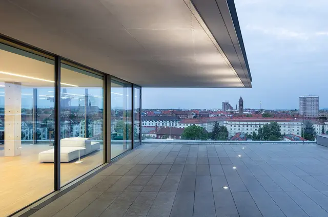 Dachterasse © HGEsch Die Skylounge und auf die Dachterrasse mit Blick auf die Stadt