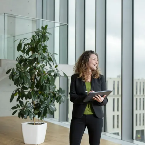 Projektentwicklung bei weisenburger Projektentwicklerin mit iPad bei weisenburger