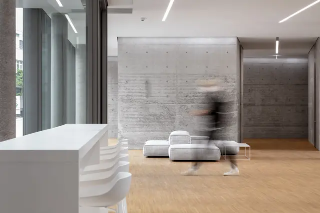 Bewegung im Foyer © Nikolay Kazakov Ein Mensch huscht durch das helle Foyer