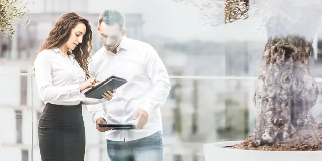 weisenburger Projektplanung mit Tablet Projektentwicklung Besprechung