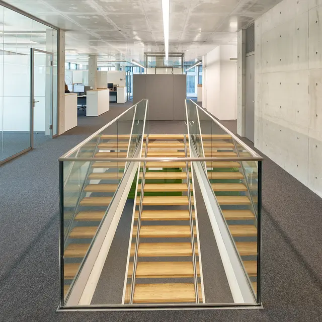 Treppe zwischen den Etagen © Roland Halbe Gerade Holztreppen mit Glasbrüstungen verbinden die einzelnen Etagen miteinander.