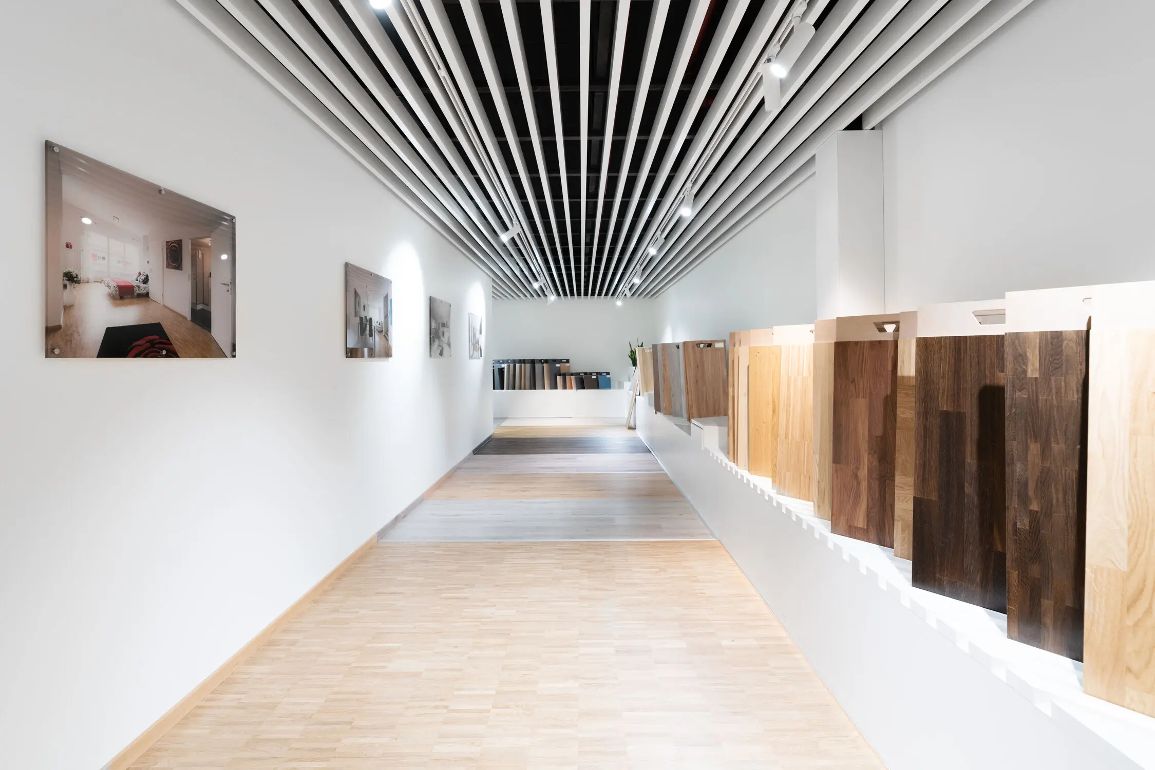 Bemusterungszentrum baustein Auswahl Gang im Bemusterungszentrum baustein mit einer vielfältigen Auswahl