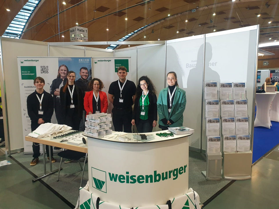 Recruiting-Team von weisenburger auf der Einstieg Beruf in Karlsruhe vor Messestand