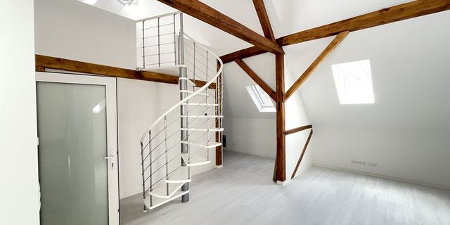 Sanierte Wohnung mit Treppe und Holzelementen von sanierungsprofi