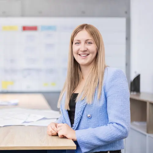 Kaufmännische Angestellte bei weisenburger Kaufmännische Angestellte bei weisenburger vor Whiteboard am Tisch