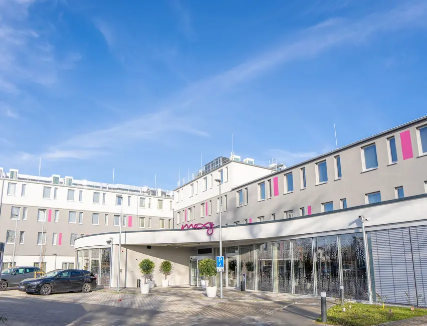 Außenansicht von einem Moxy Hotel gebaut von weisenburger Außenansicht vom Moxy Hotel in Karlsruhe mit Stellplatzen direkt vor der Eingangstür