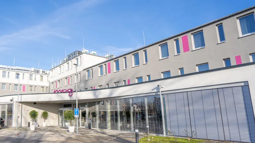 Außenansicht von einem Moxy Hotel gebaut von weisenburger Außenansicht vom Moxy Hotel in Karlsruhe mit Stellplatzen direkt vor der Eingangstür