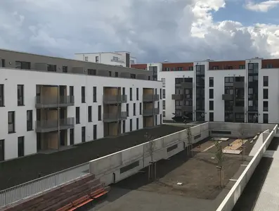 weisenburger-Mehrfamilienhaeuser-Bruchsal Von weisenburger erbaute Wohnungsanlage mit 171 Wohneinheiten, fünf Geschossen und einem großen gepflasterten Innenhof