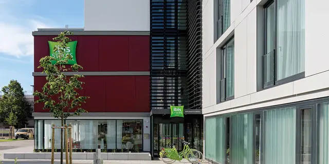 Hotel-ibis-Ettlingen Außenansicht ibis Hotel Karlsruhe mit Fahrradstellpaltz