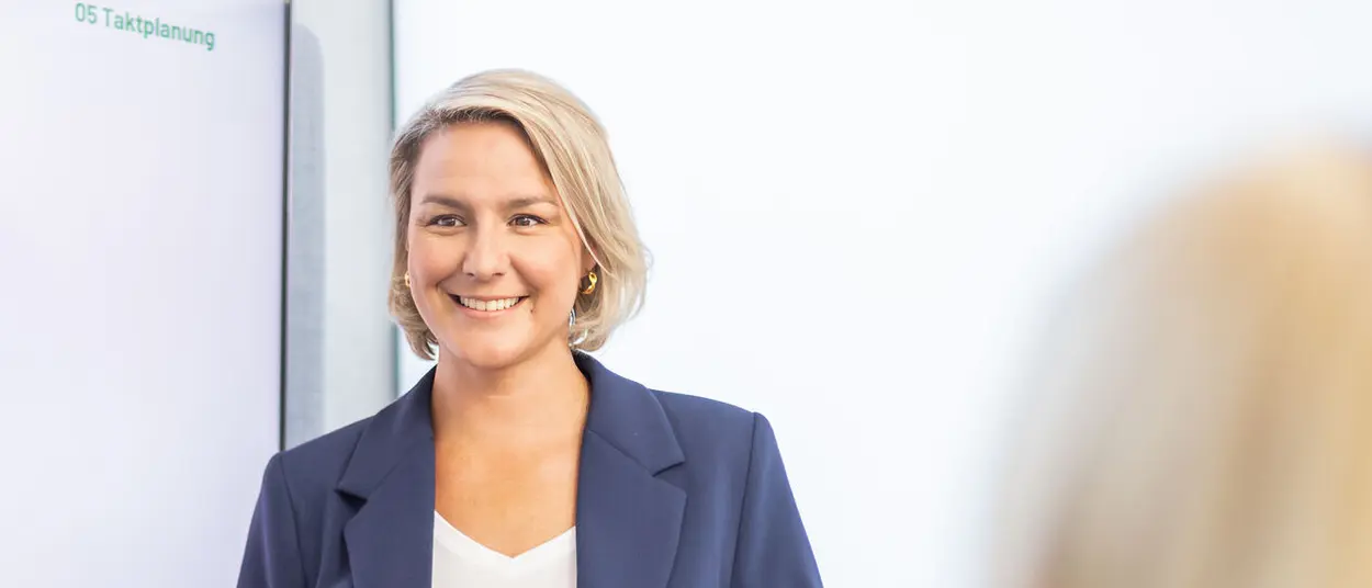 weisenburger projektentwicklung Meeting in der Unternehmenszentrale Karlsruhe Drei Mitarbeiter der Firma weisenburger bei einem Projektentwicklungs-Meeting