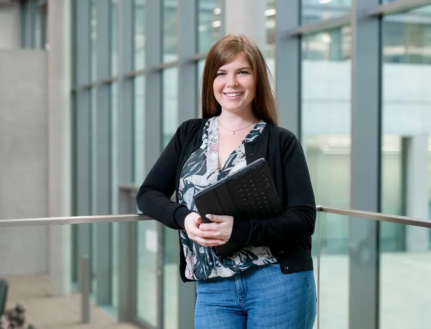 weisenburger Mitarbeiterin beim Vertieb mit Tablet Freundliche weisenburger-Mitarbeiterin beim Vertrieb mit Tablet in modernem Bürogebäude